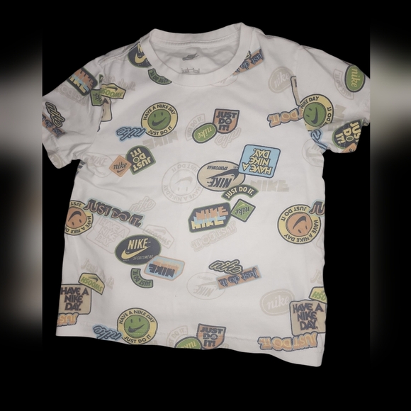 Nike Size 7 White Tee with Graphic Designs and Gray Dri Fit Nike Shorts 6/M - Picture 2 of 6